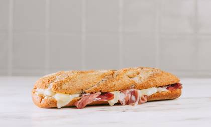 Baguete de presunto e queijo da serra
