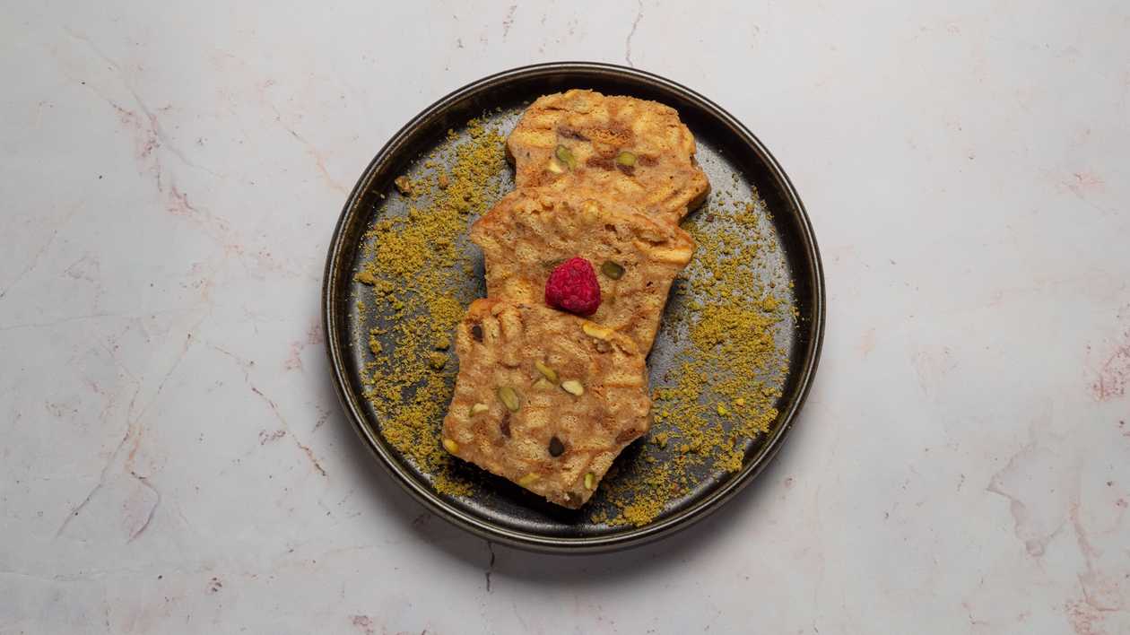 Lazy Cake with Tree Cake and Pistachios
