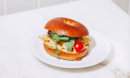 Bagel c/ ovos mexidos e tomate cherry
