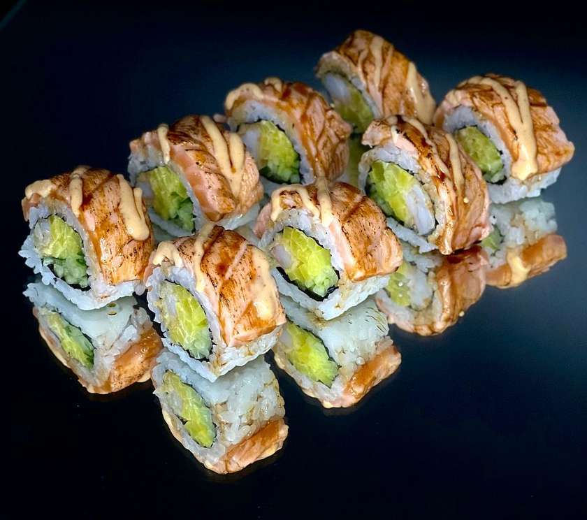 URAMAKI OPIEKANY ŁOSOŚ Z KREWETKA