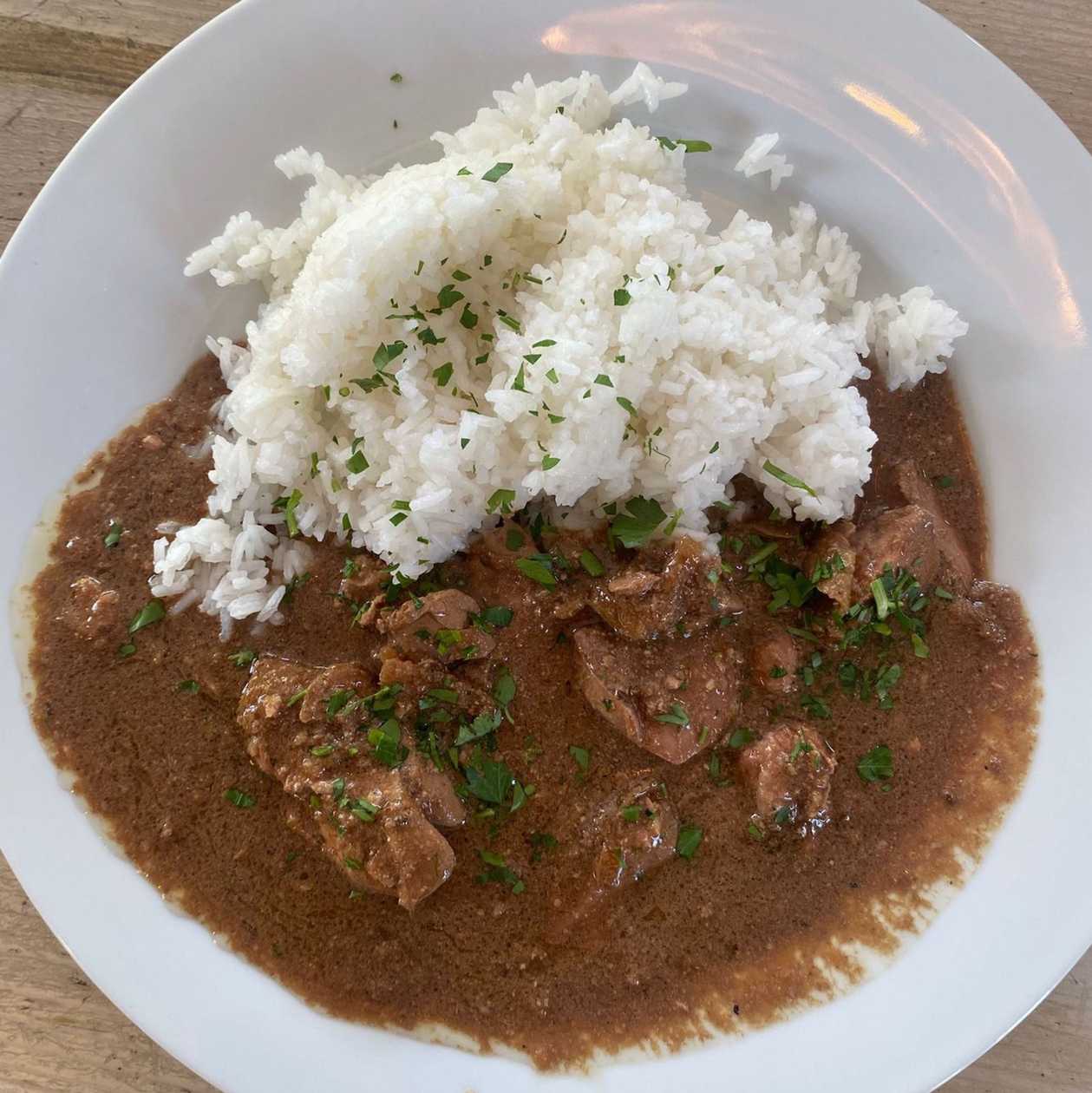 Krůtí játra na cibulce se slaninou s jasmínovou rýží