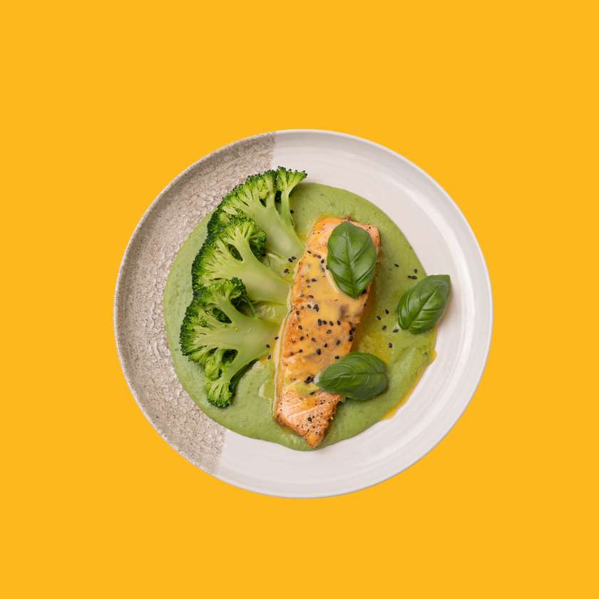 Łosoś z sosem groszkowym, brokułem i sosem holenderskim