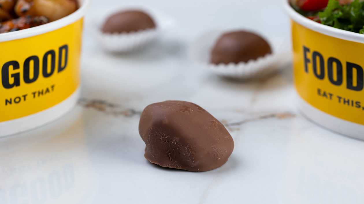 Dates with chocolate