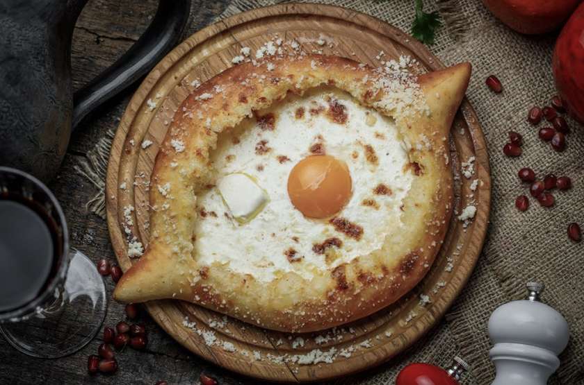 Хачапурі по-аджарськи з сиром (380г)