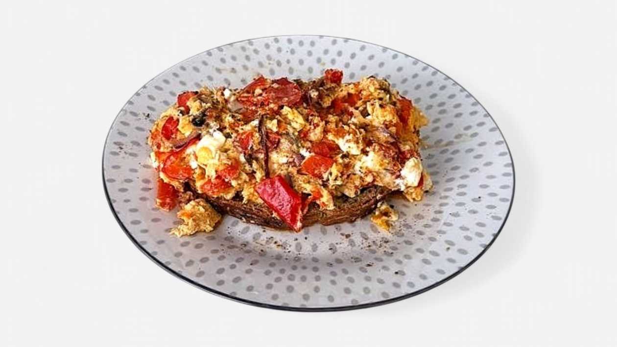 Scrambled-Bell pepper Open Sandwich