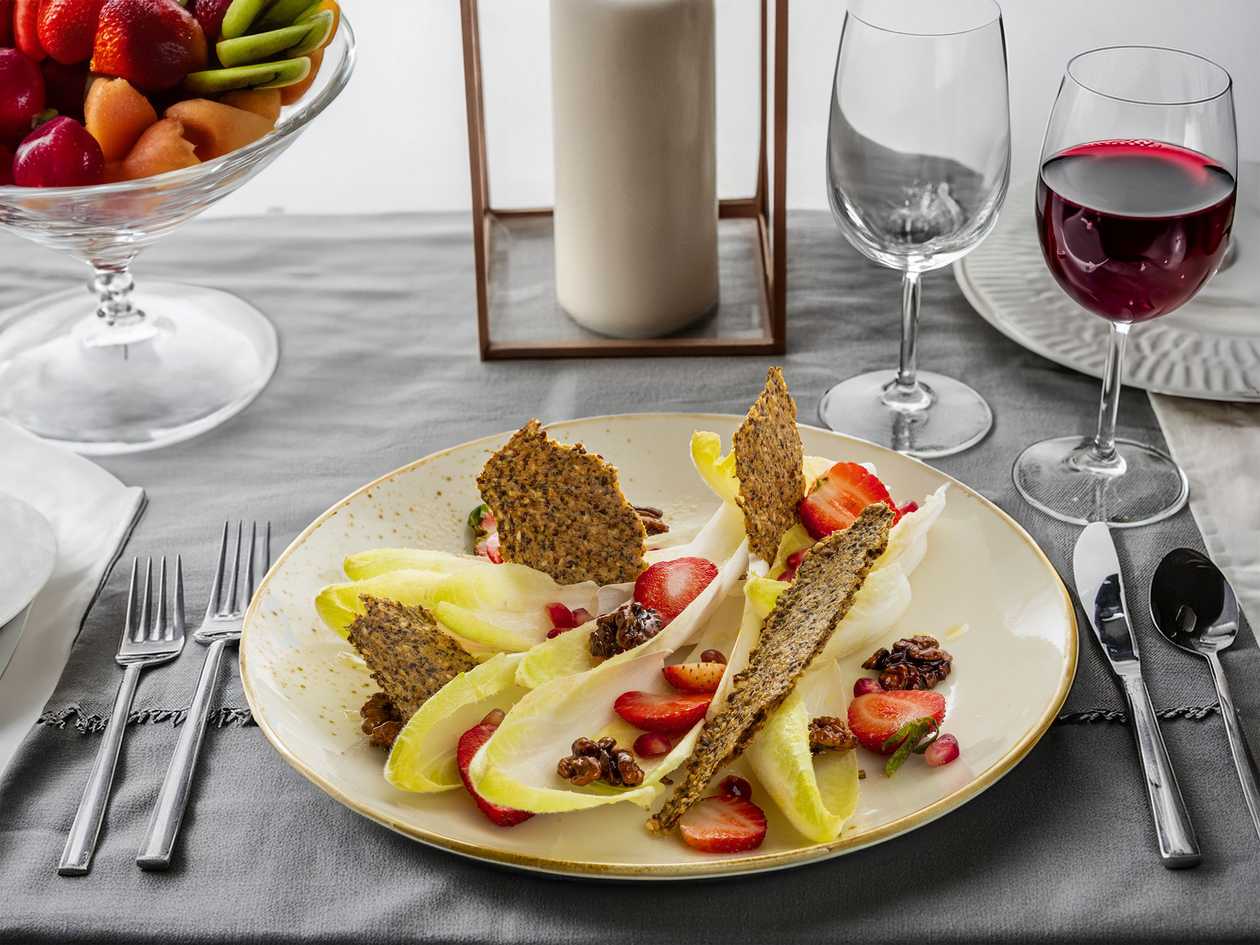 salata de andive cu capsuni si nuci caramelizate