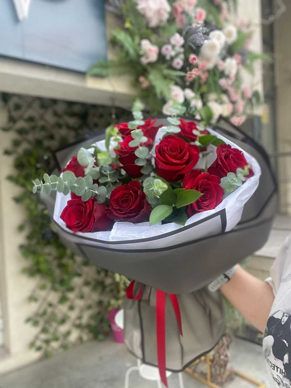 Bouquet of 9 red roses and eucalyptus