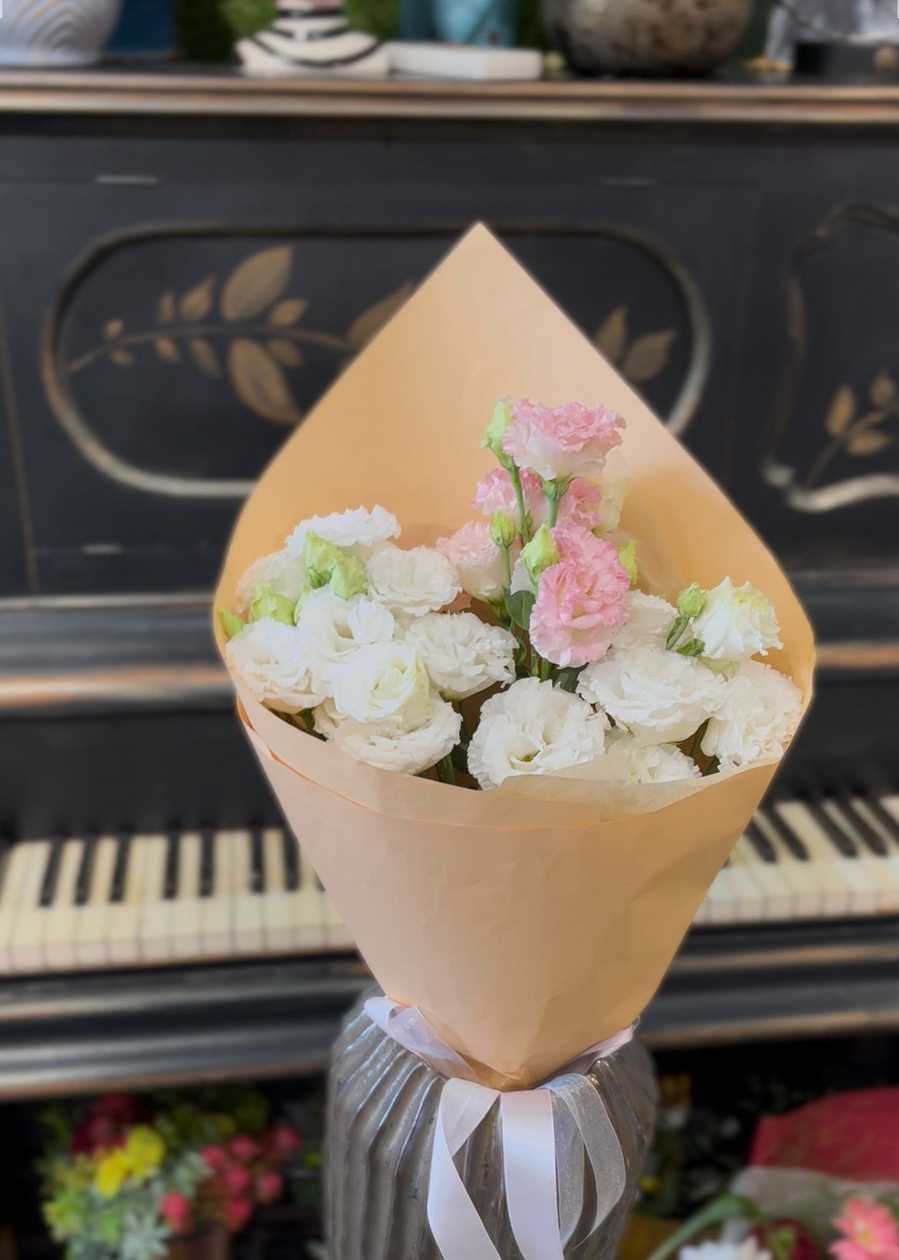 Delicate Bouquet with 3 Mixed Lisianthus Stems
