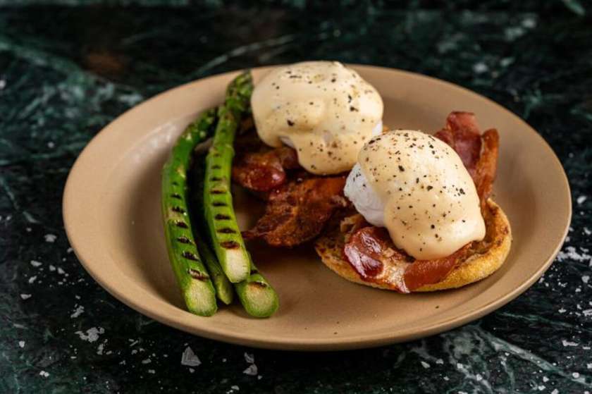 Bacon & Eggs Benedict