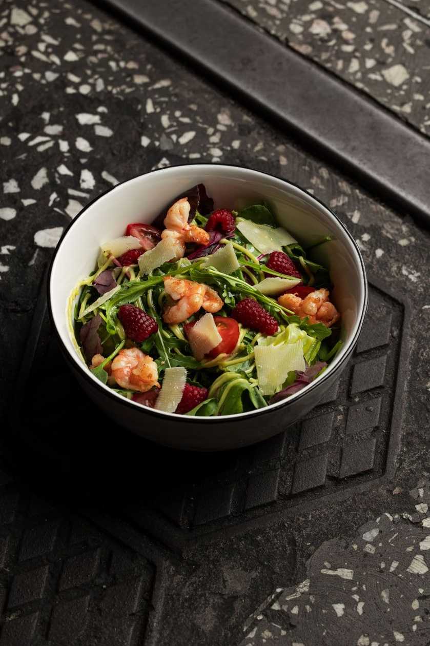 Salad with shrimp, parmesan and raspberry