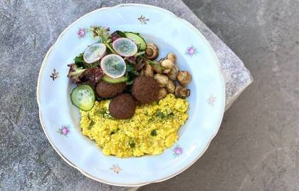 Corn scramble with falafel and mushrooms