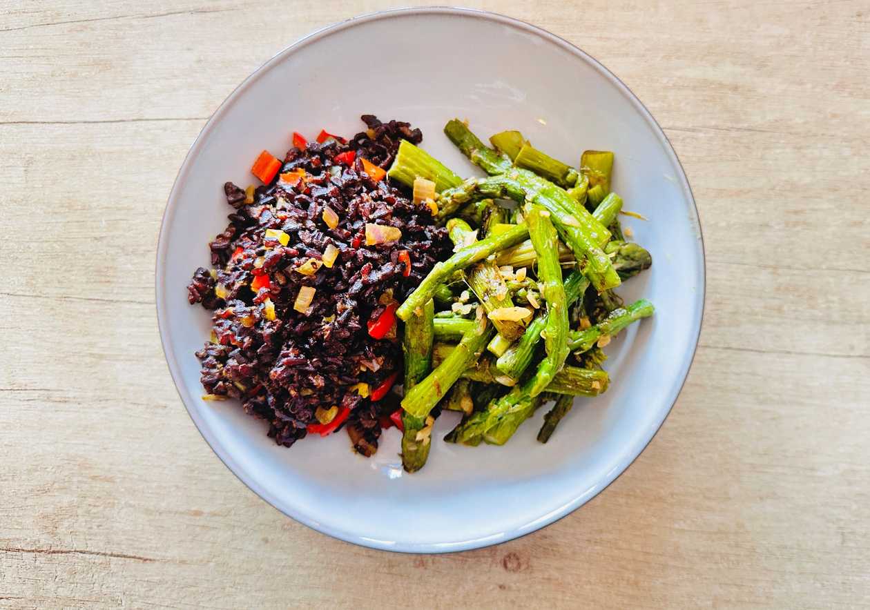 Sparanghel cu orez negru – vegan
