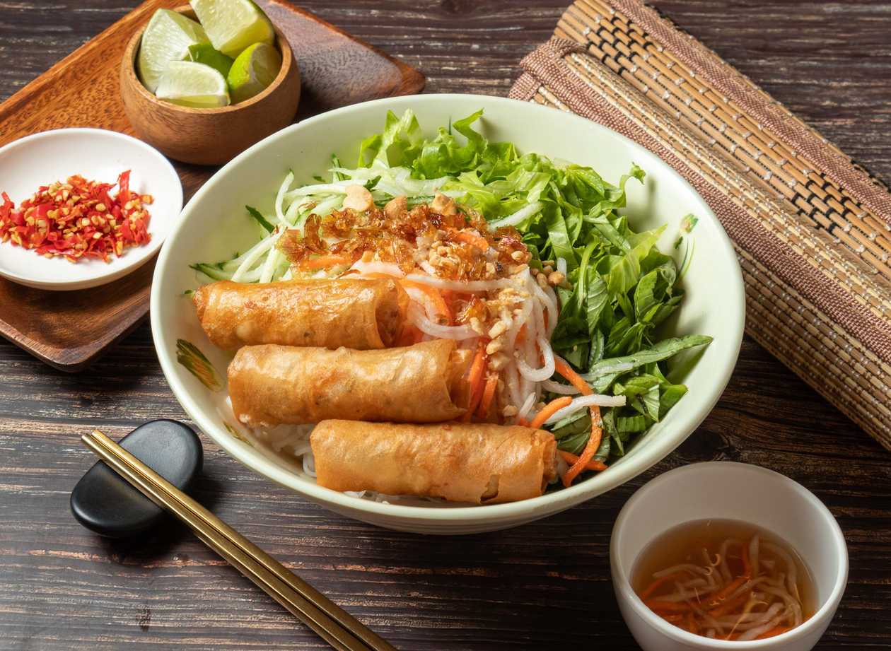 Fried rolls with sauce