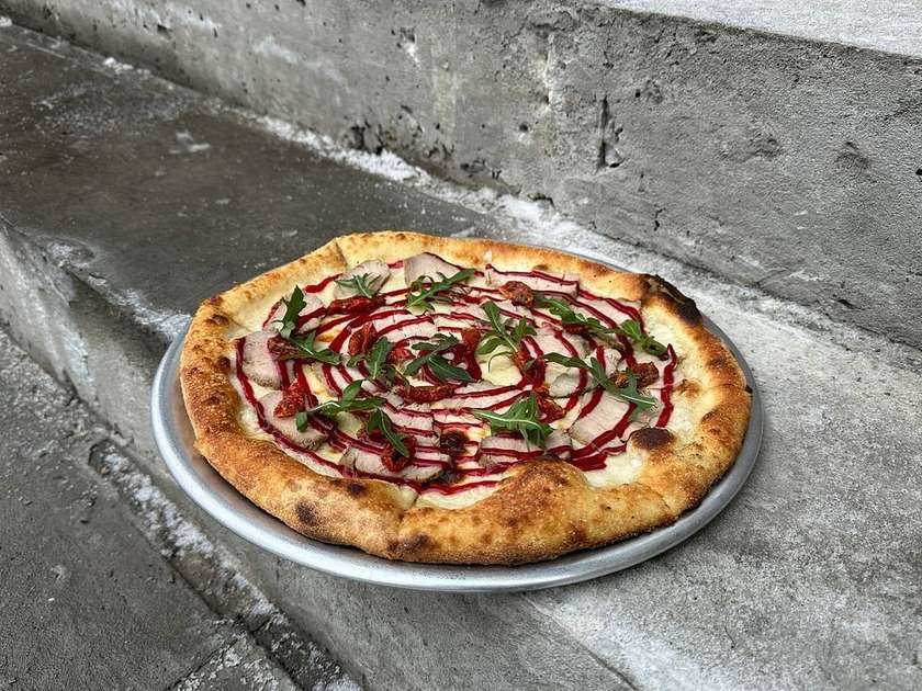 Pizza з ростбіфом та малиново-розмариновим джемом