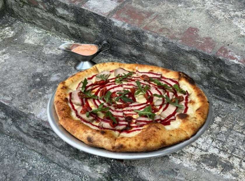 (33) Pizza з ростбіфом, руколою та малино-розмариновим джемом