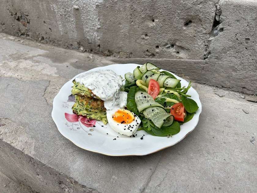 Zucchini fritters with spicy sour cream and salad