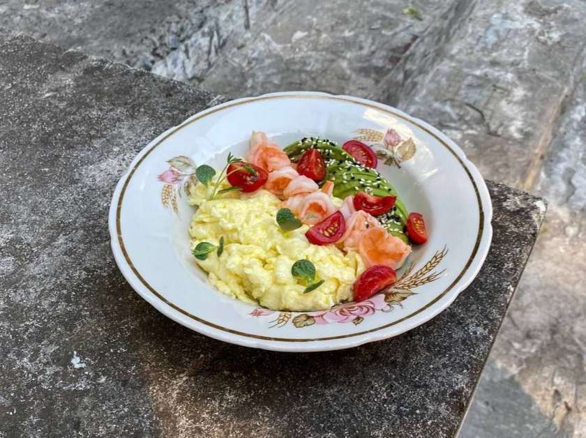 Scramble with shrimp and avocado