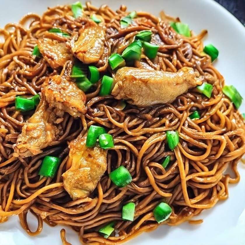 Fried rice noodles with chicken