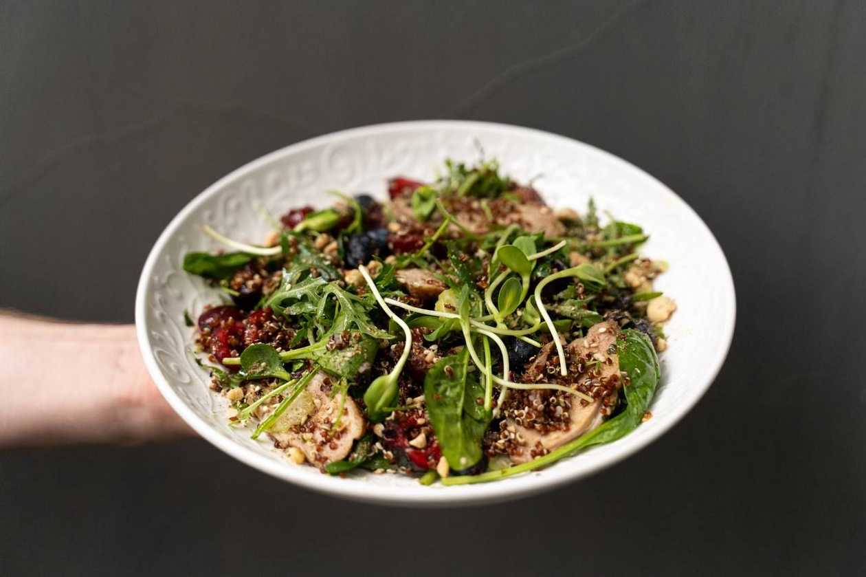 Salad with sous vide duck, cherries and quinoa 🍒