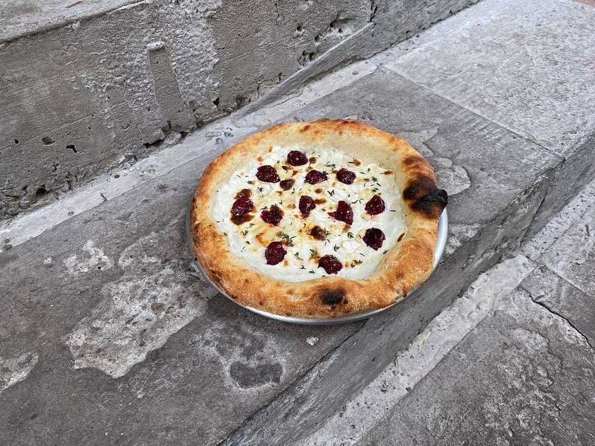 Brie pizza with cherries