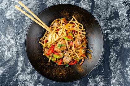 Massa Chinesa com Carne Três Delicias