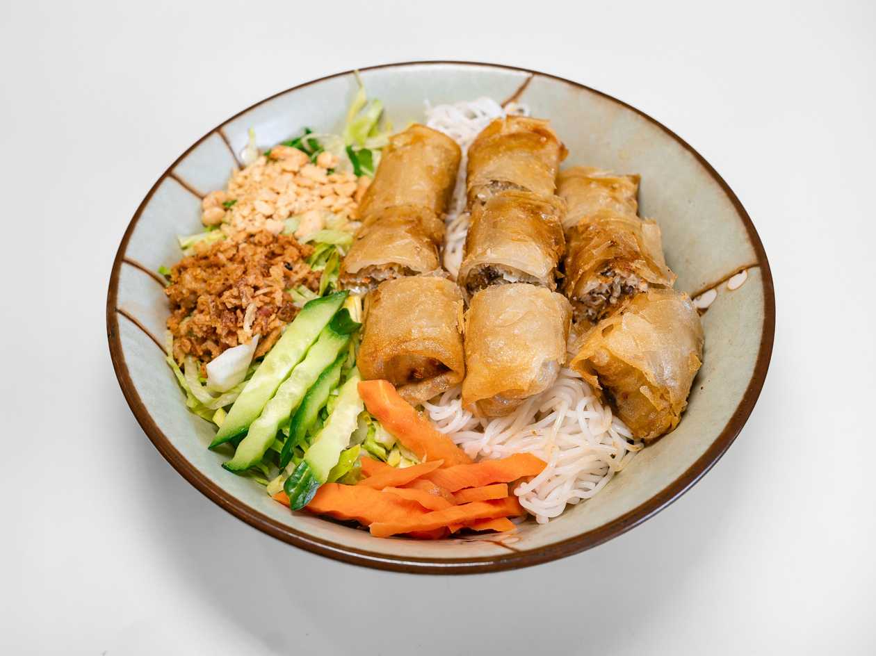 Fried rolls with rice noodles, salad and sauce