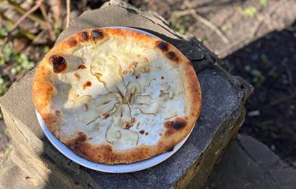 Pizza з карамелізованою грушою та горгонзолою