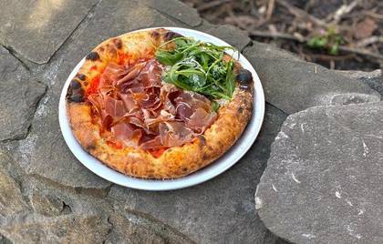 Pizza з пармою, рукколою та Сицилійською моцарелою