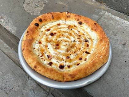 Pizza 4 cheeses with pecorino and maple syrup