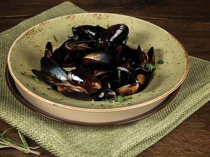 Blue mussels in garlic-white wine sauce