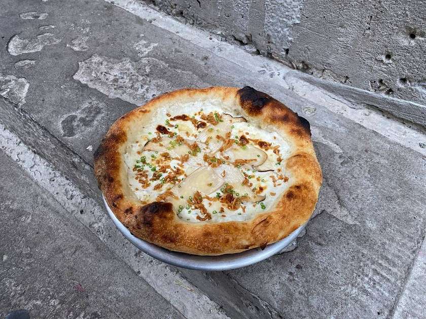 Pizza with Eryngii (mushrooms)