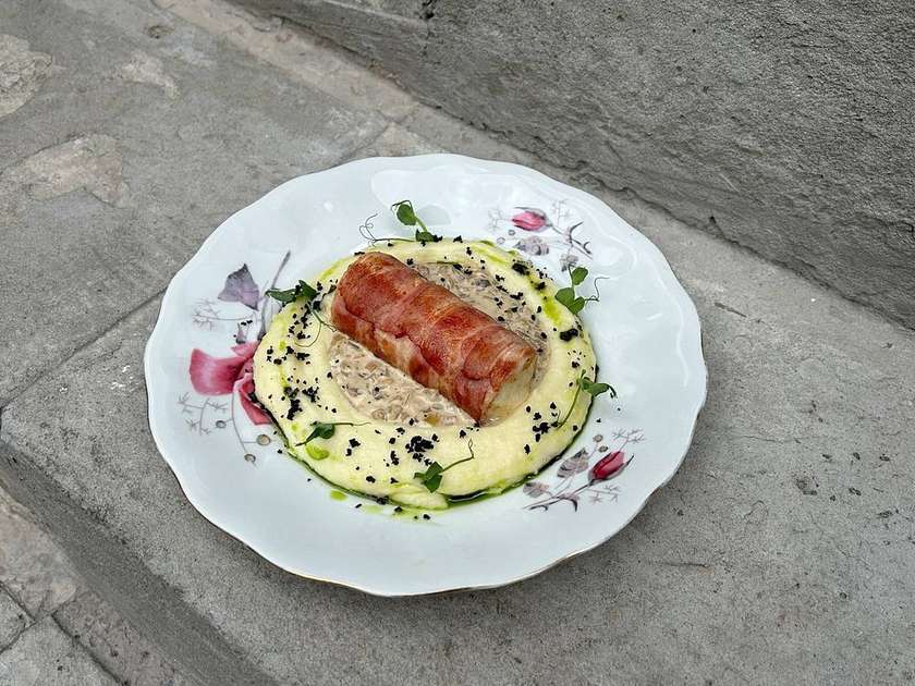 Курячий рулет з беконом, картопляним кремом та грибним соусом