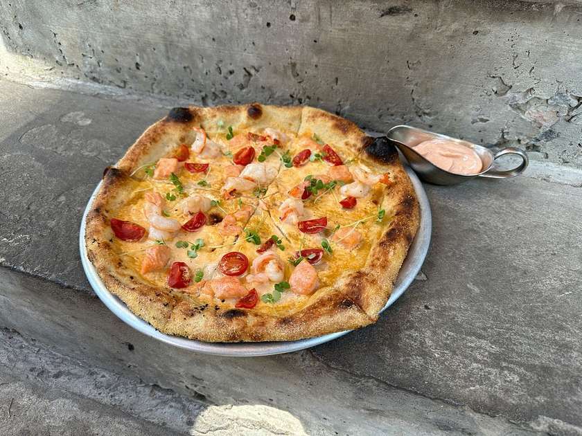 (33 см)Pizza з тигровими креветками та лососем