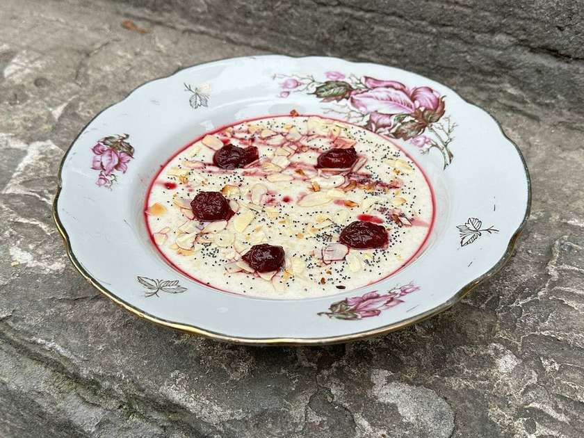 Oatmeal with cherries and almond flakes