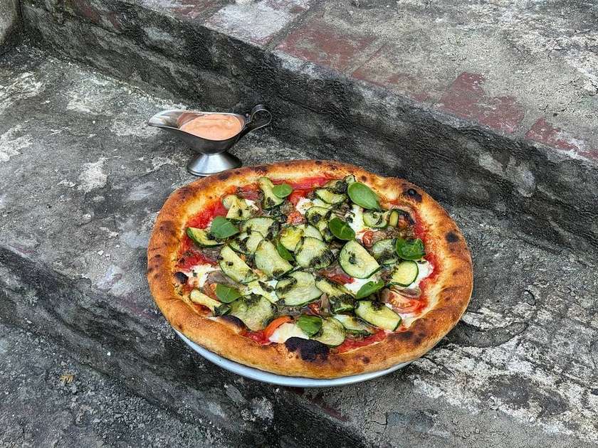 (33) Pizza з печеним баклажаном та печерицями