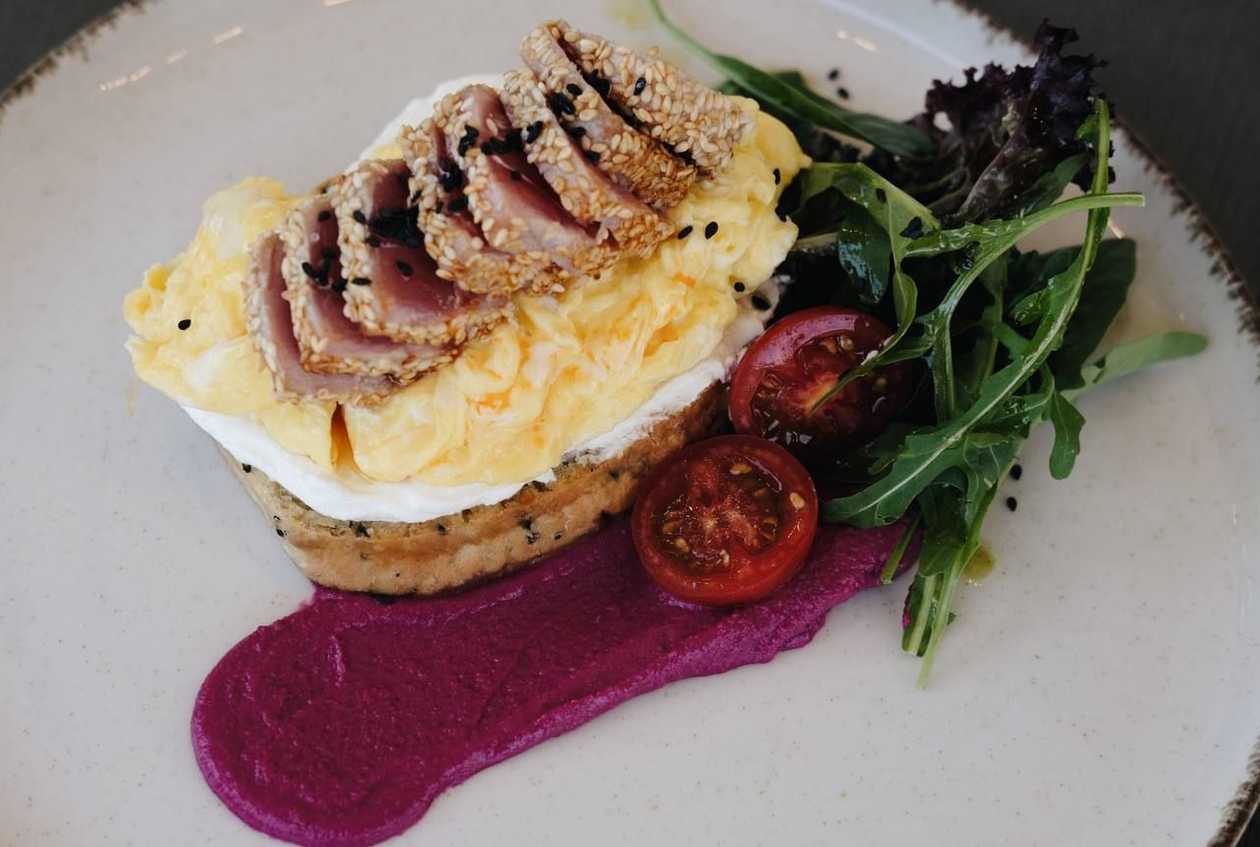 Тост зі скремблом та тунцем