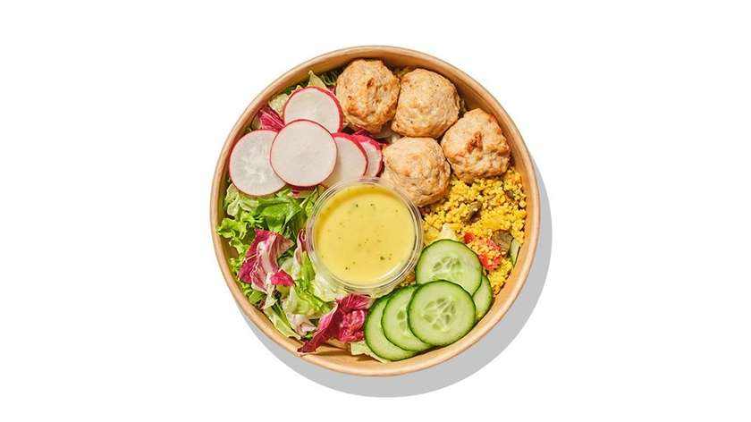 Bowl z drobiowymi klopsikami i kaszą kuskus
