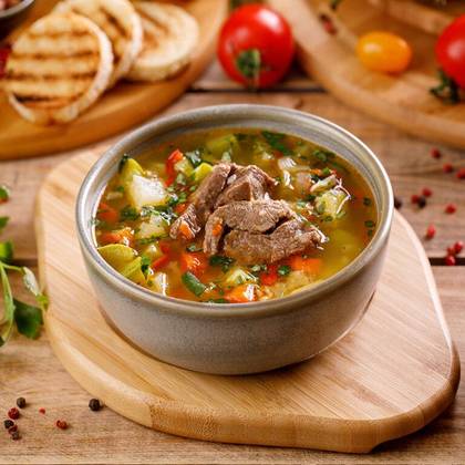 Ciorbă de Legume cu Carne de Vițel