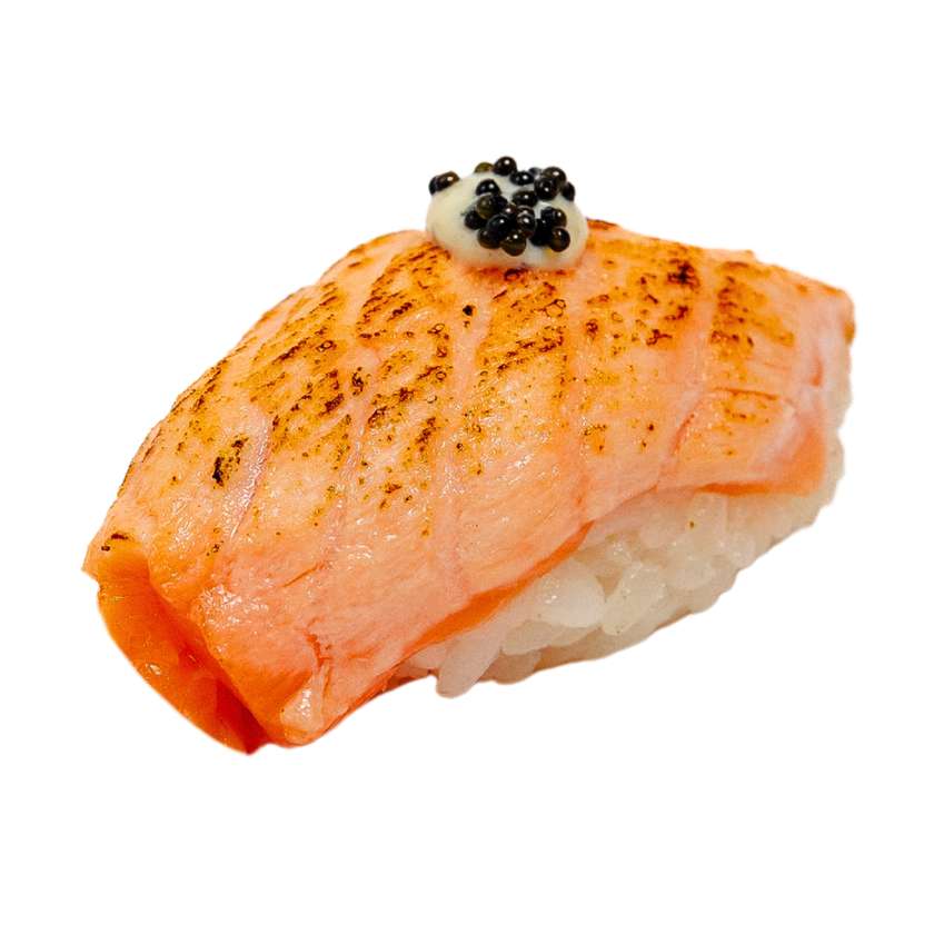 Nigiri z opalonym łososiem