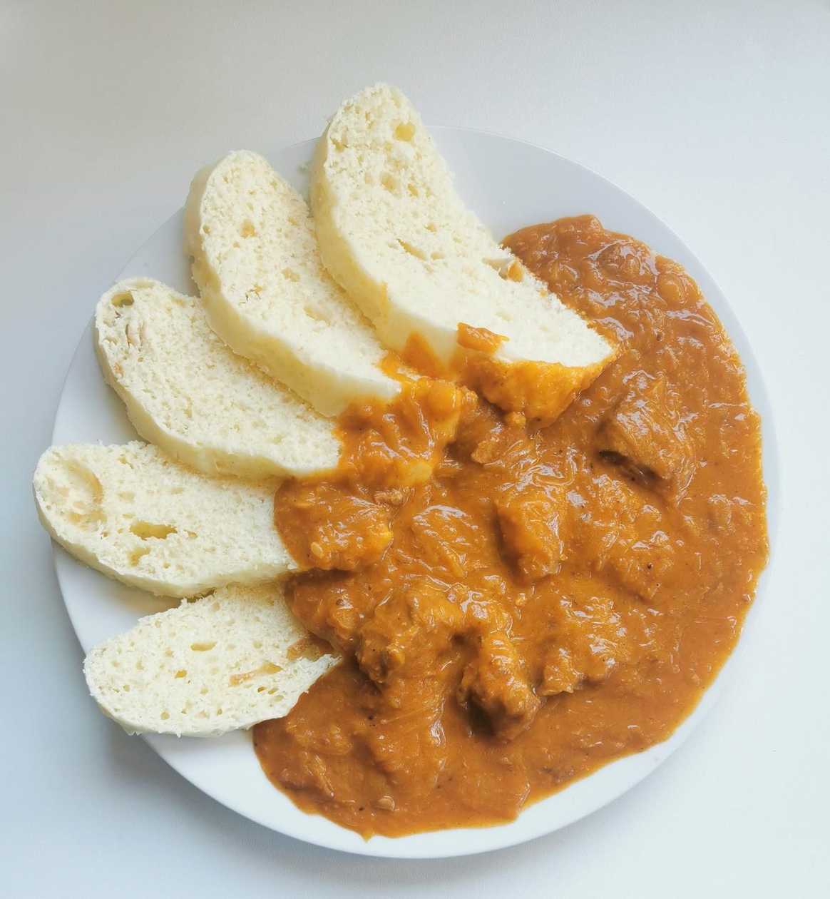 Segedínský guláš Speciál, houskové knedlíky