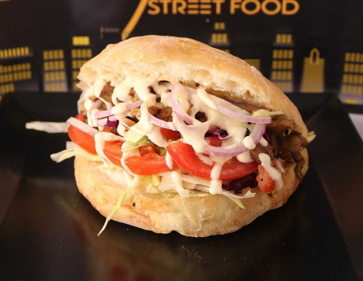 Doner de pui (390g) Cartofi 100g Bautura