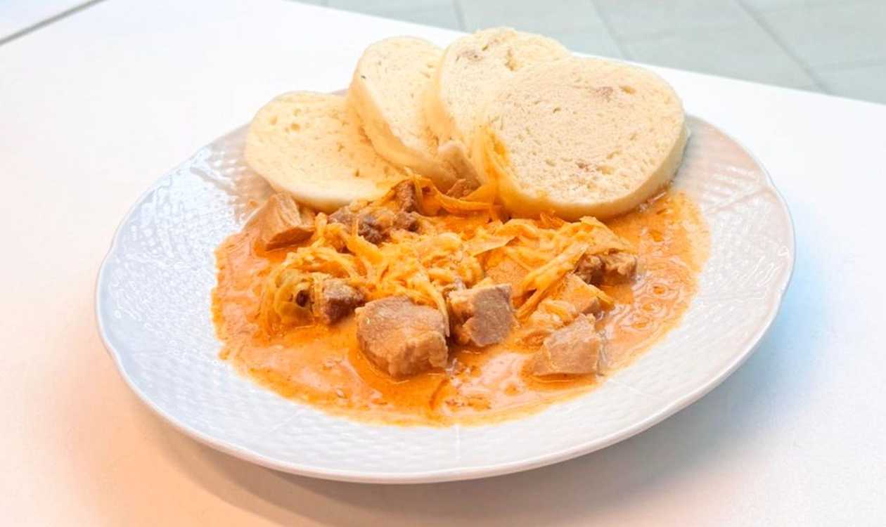Segedínsky guláš, knedľa. (350g) /1, 3, 7/