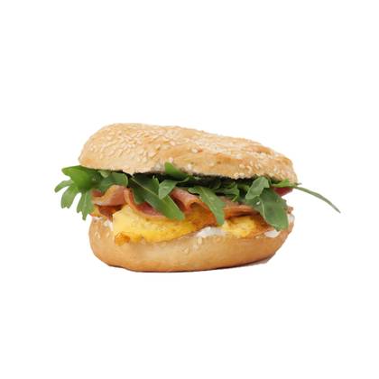 Bagel cu omleta si bacon
