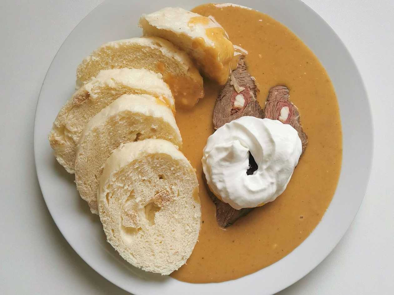 Svíčková hovězí pečeně, houskové knedlíky