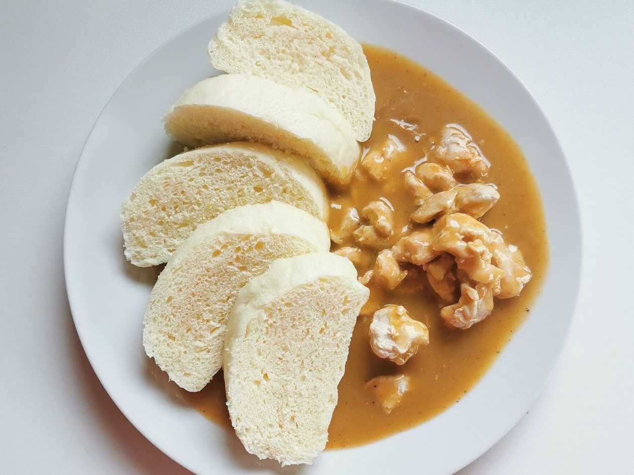 Kuřecí prsíčka na houbách, houskové knedlíky