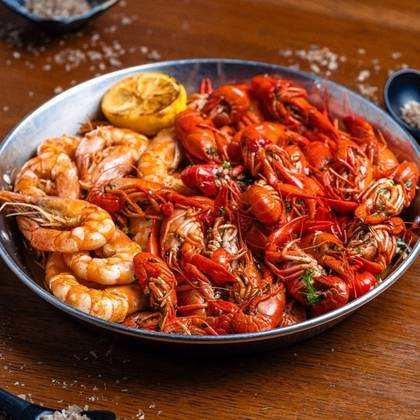 Platou cu raci si creveti in sos de vin si usturoi