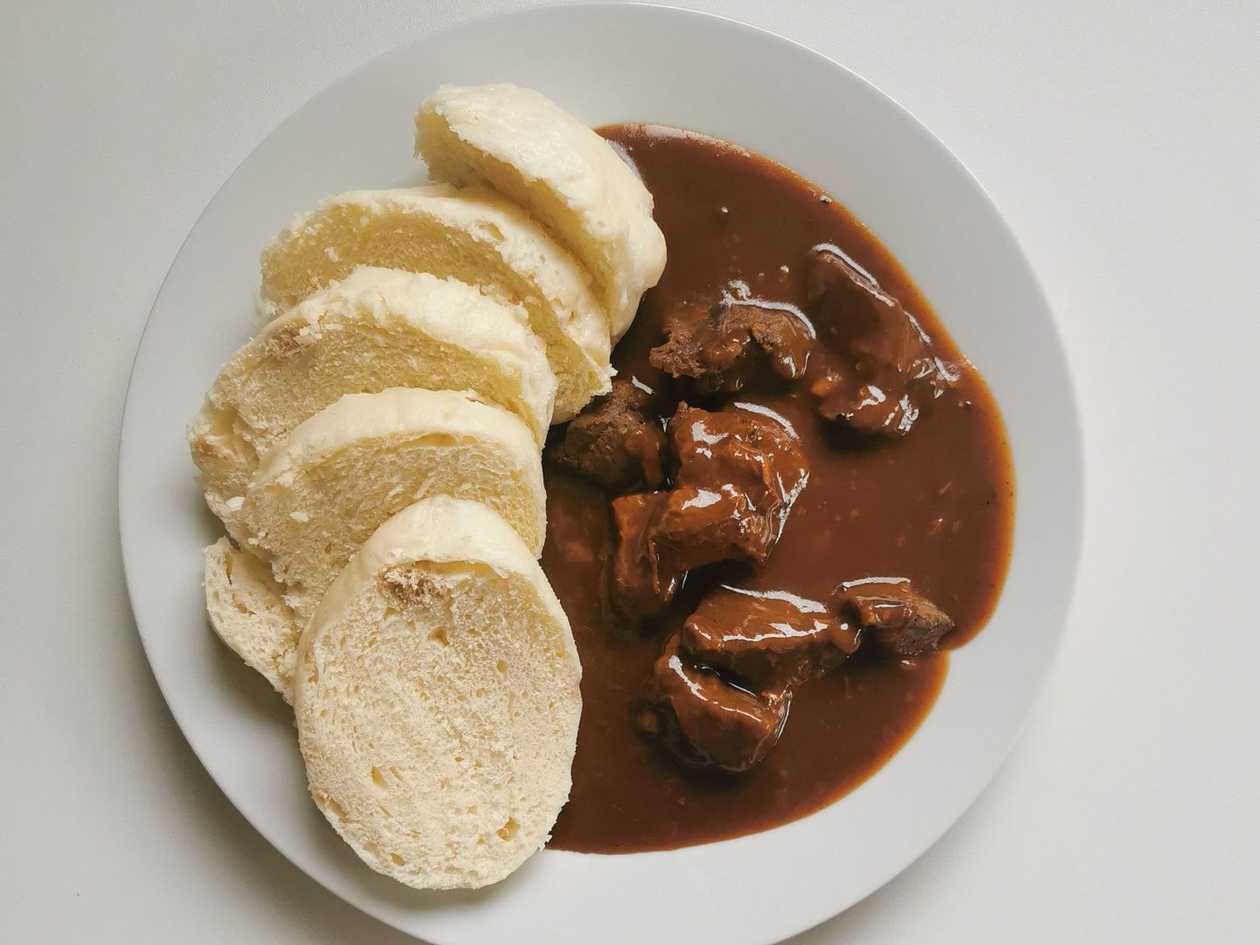Jelení guláš na majoránce, houskové knedlíky