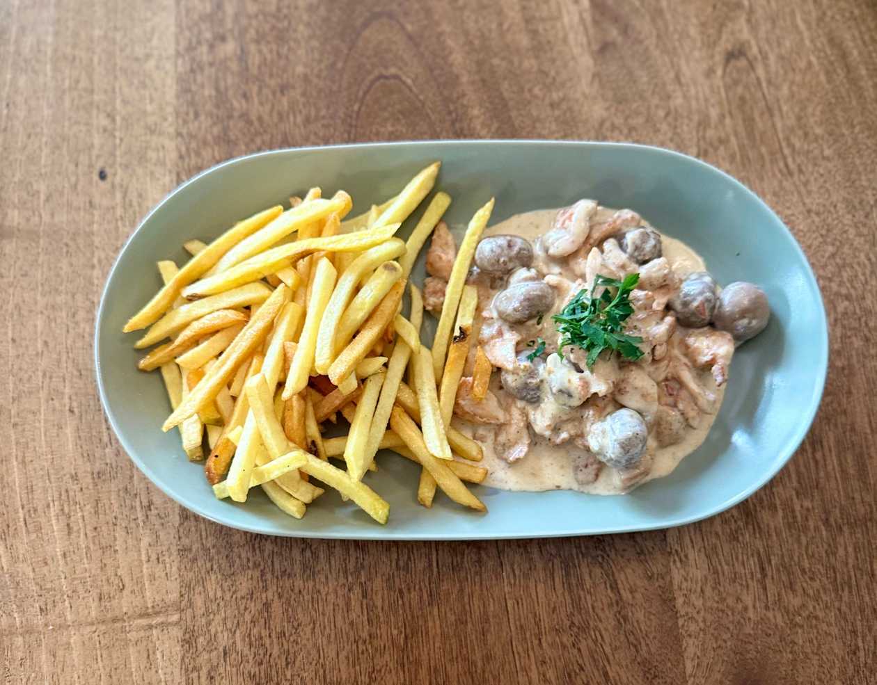 Chicken with cream and mushrooms