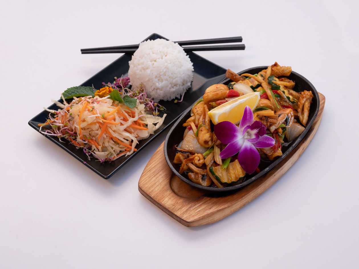 Fried Calamari in Sauce with Vegetables