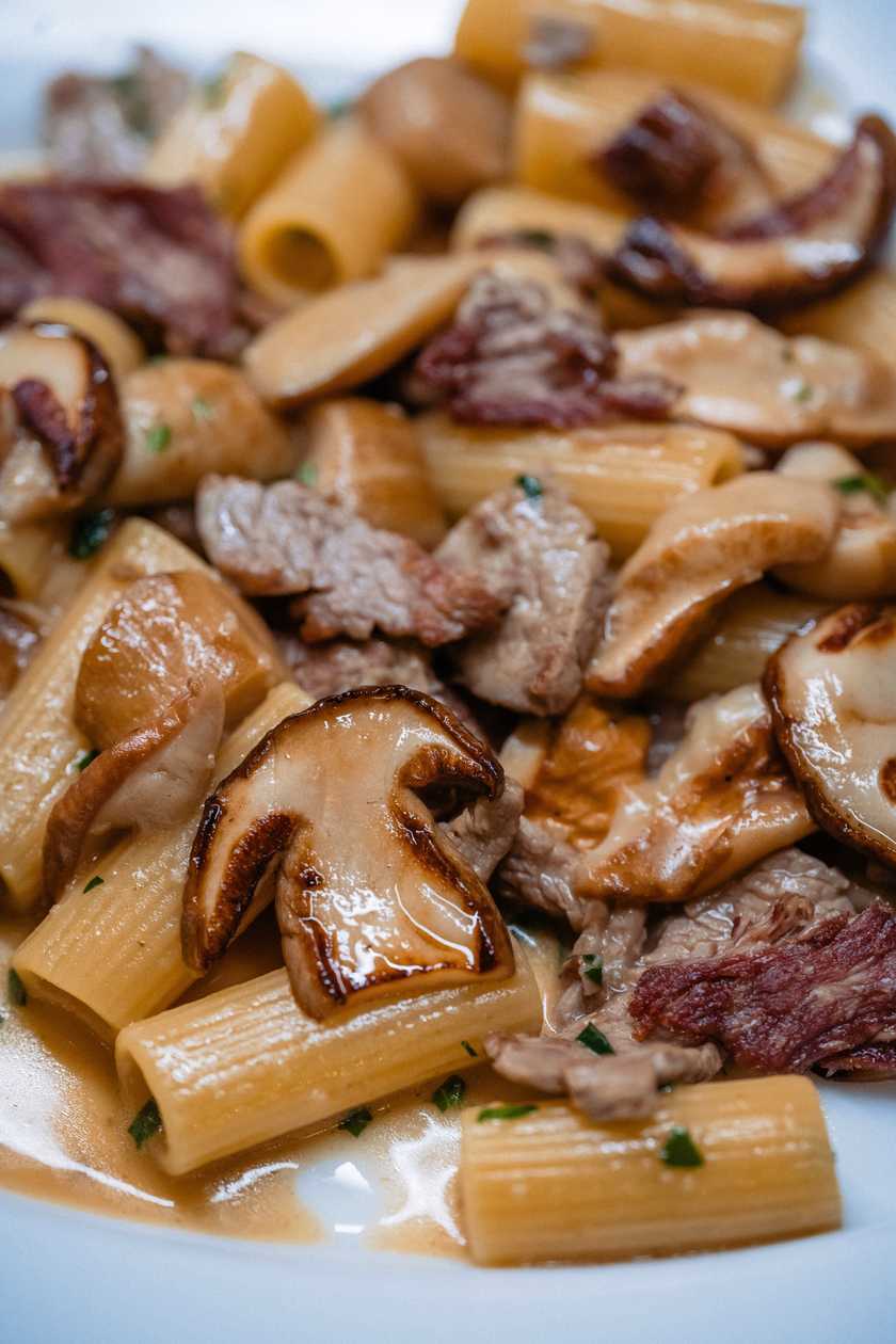Rigatoni con straccetti di manzo e funghi